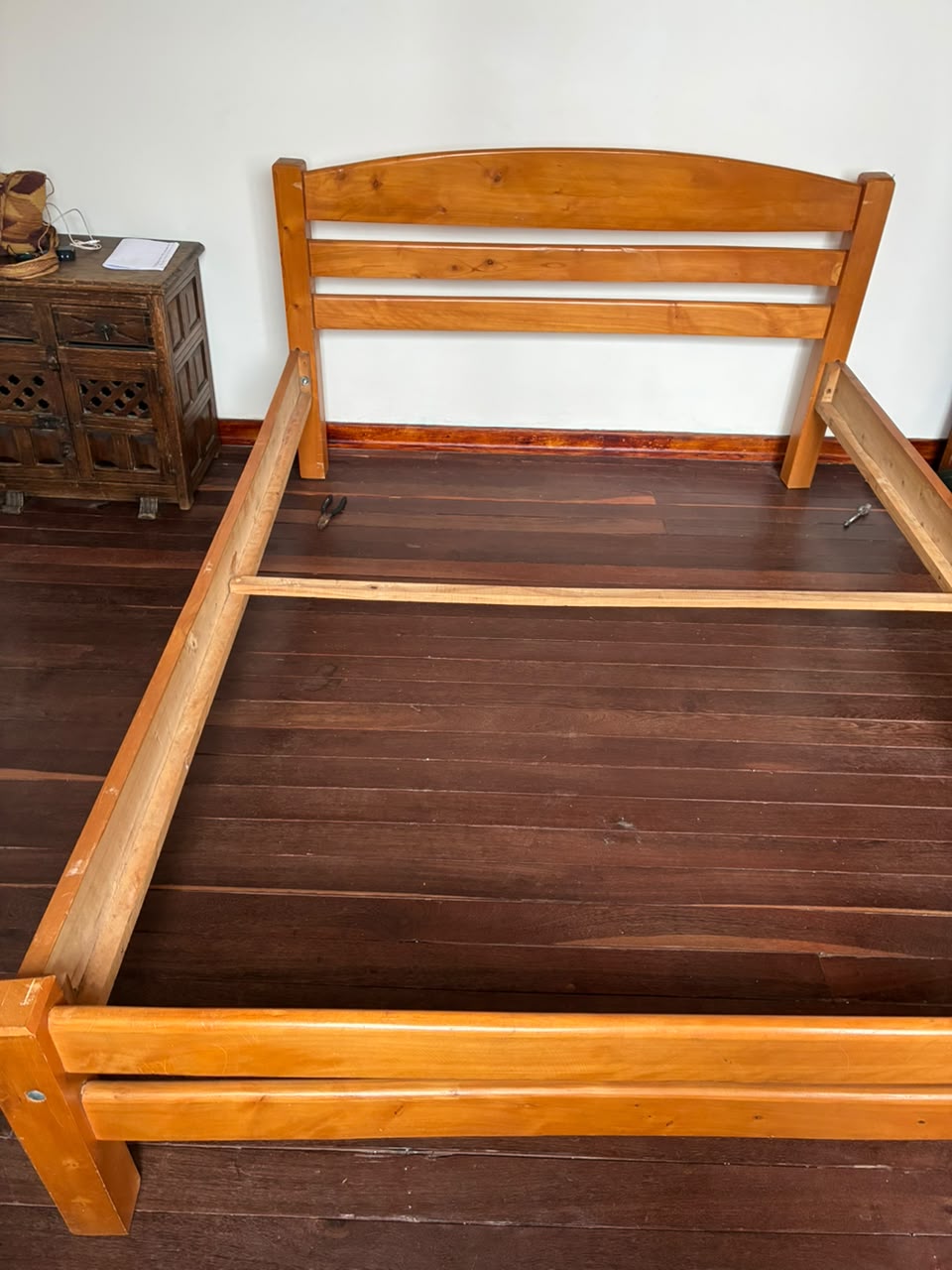 Cama de pino con tablas